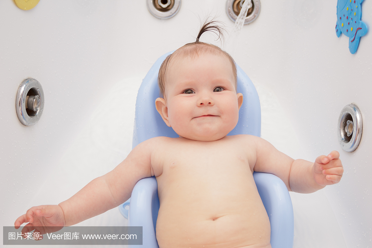 新生婴儿洗澡并游泳