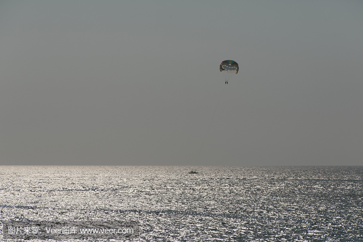 在罗得斯希腊海岸的快艇拉降落伞