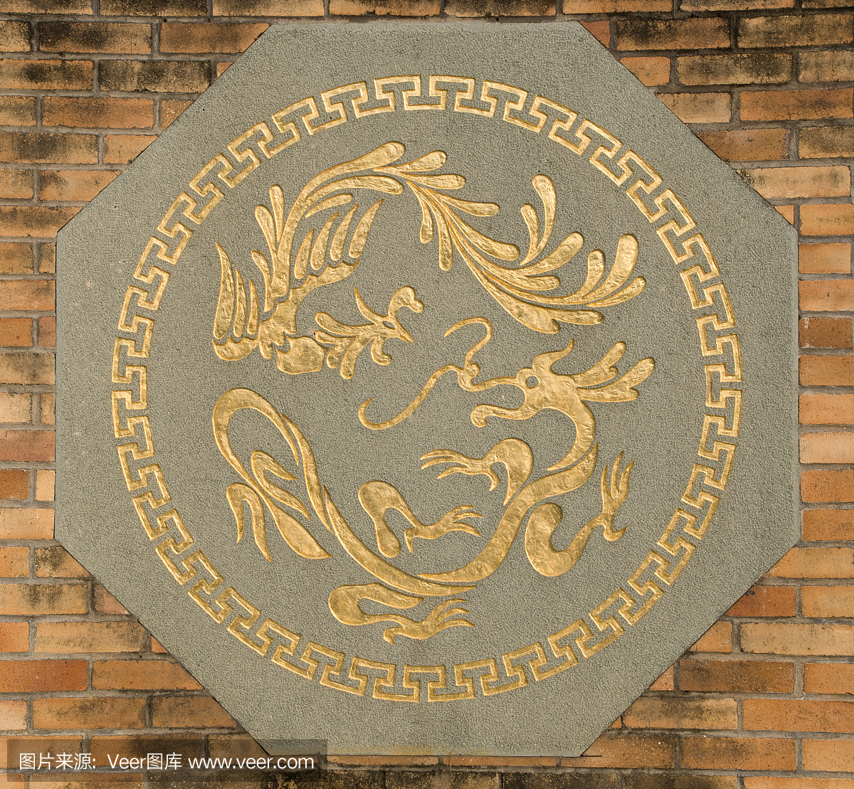 凤凰和龙象征在墙上,典型的中国人