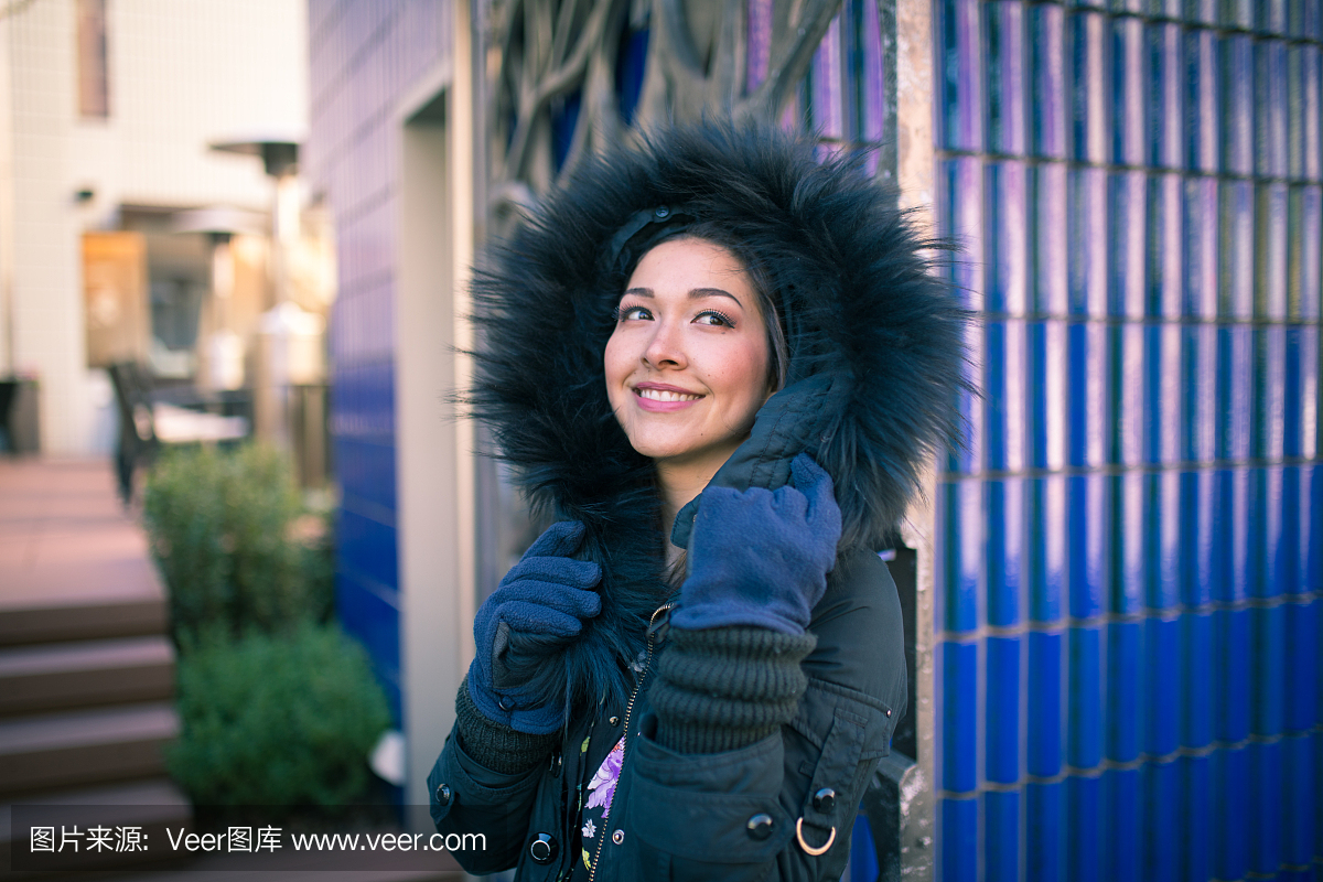 在寒冷的冬天穿温暖的夹克的年轻女子