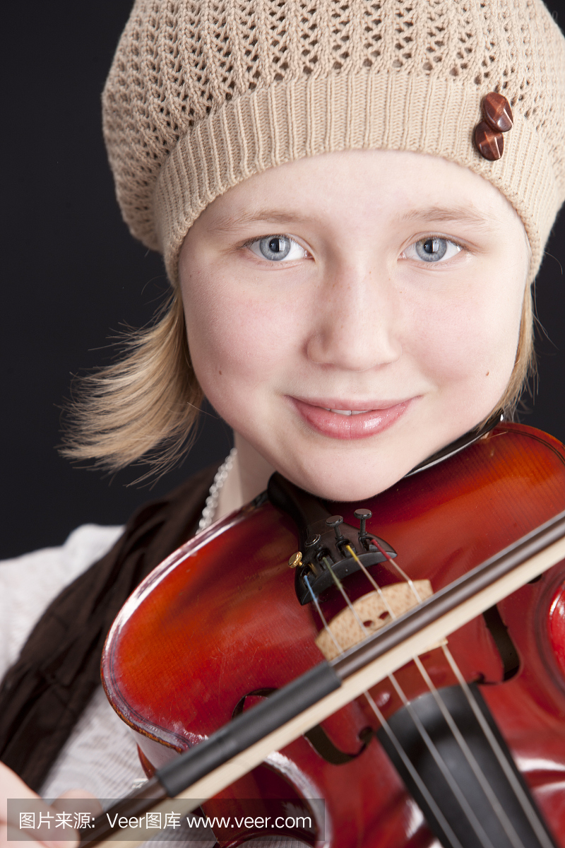 真正的人:白种人小女孩演奏小提琴乐器