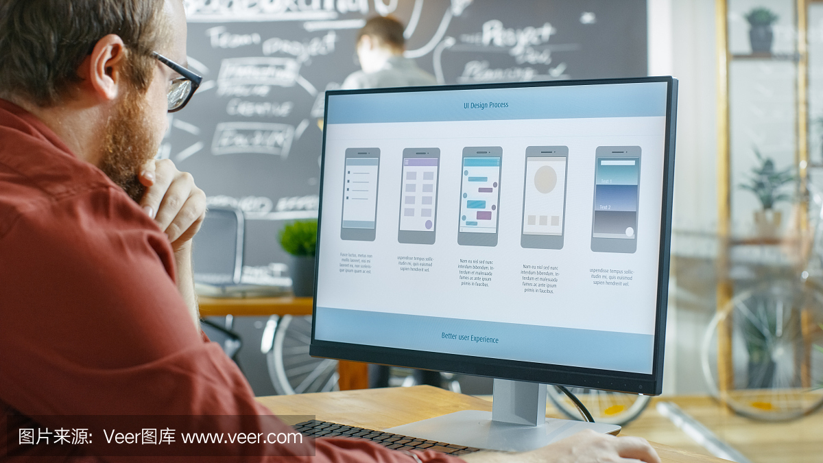 男性手机游戏应用程序开发人员在个人计算机上