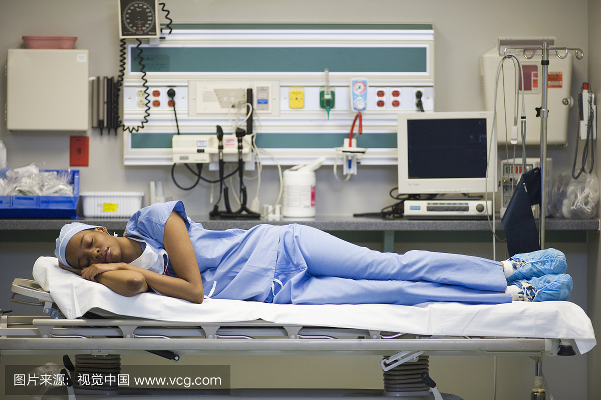 疲惫的黑人外科医生躺在医院的轮床上