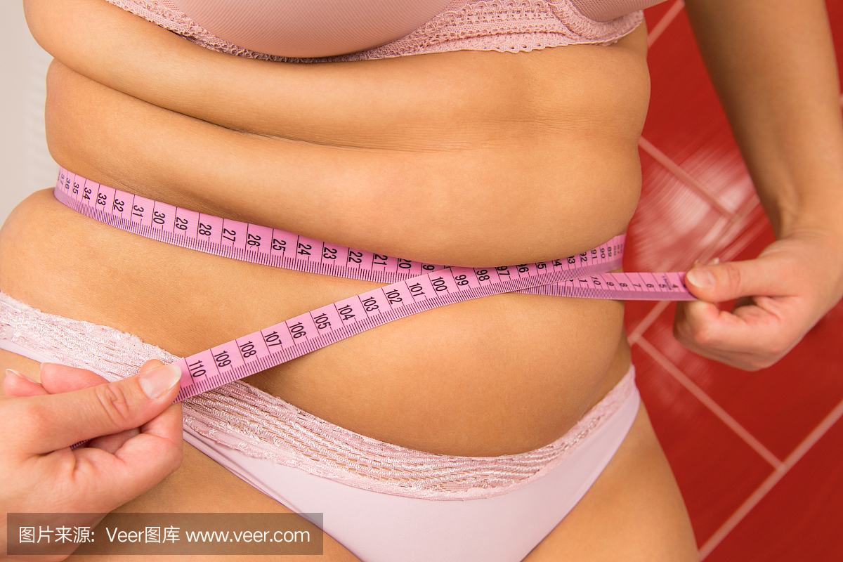 一个胖女人测量肚皮计的周长。