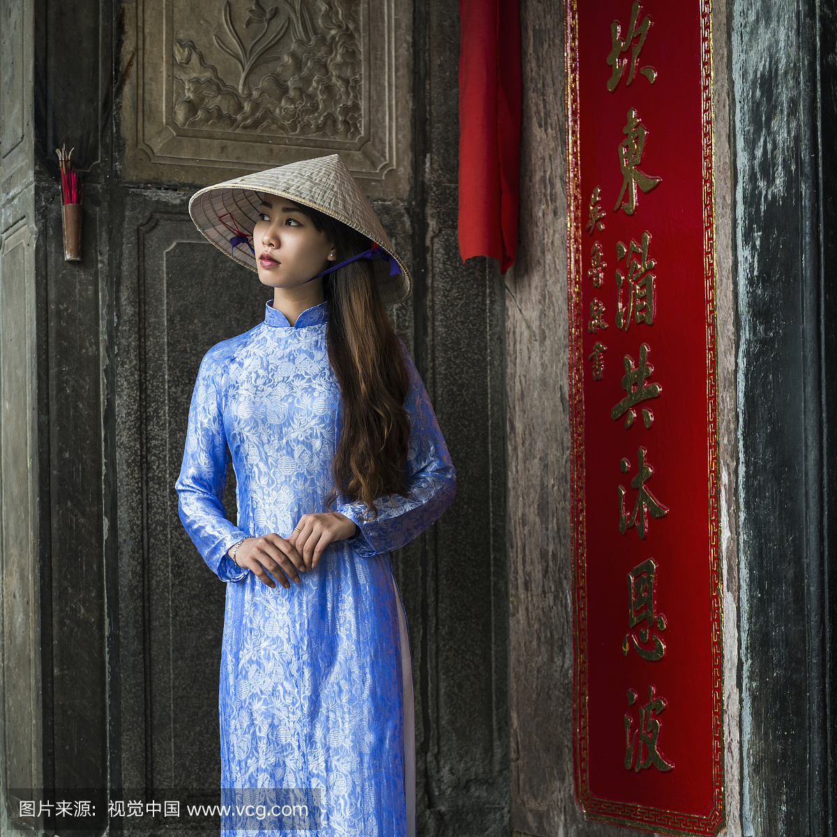 越南妇女站在寺庙入口处