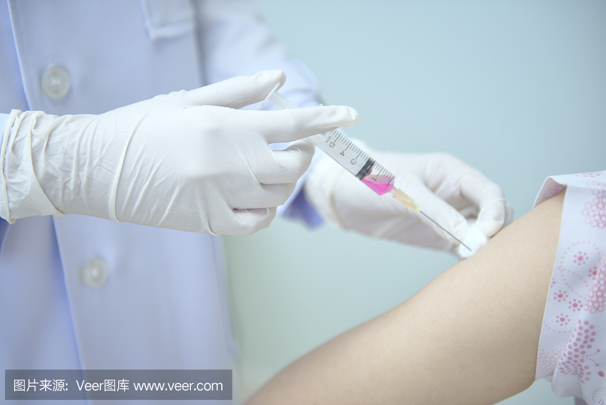 软焦点护士是使用注射器向患者接种疫苗。医生