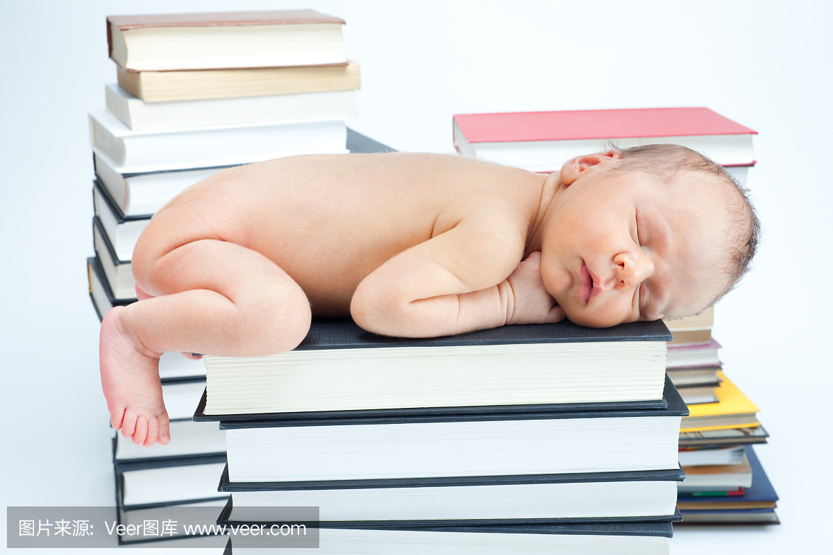 宝宝睡在图书馆