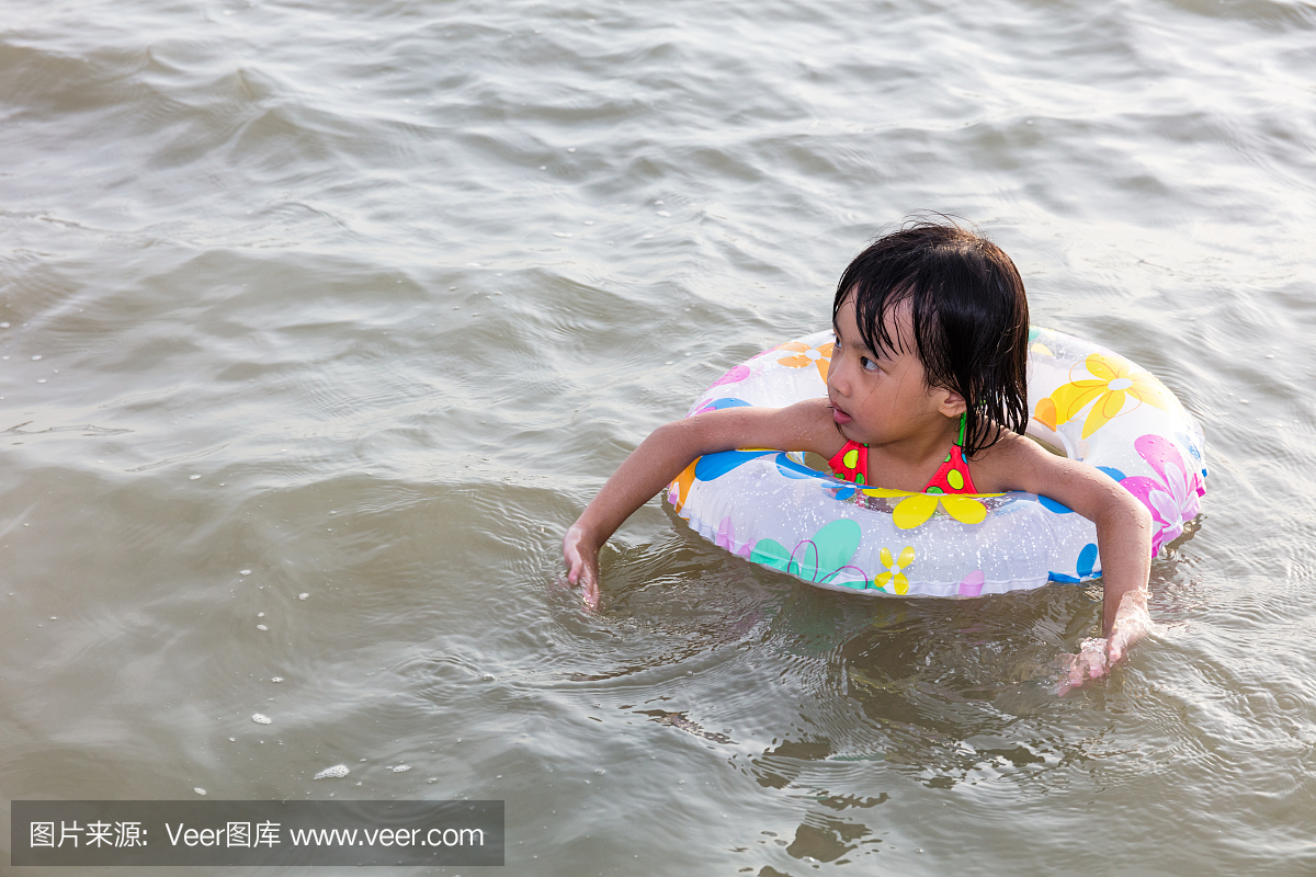 亚洲中国小女孩在海边游泳