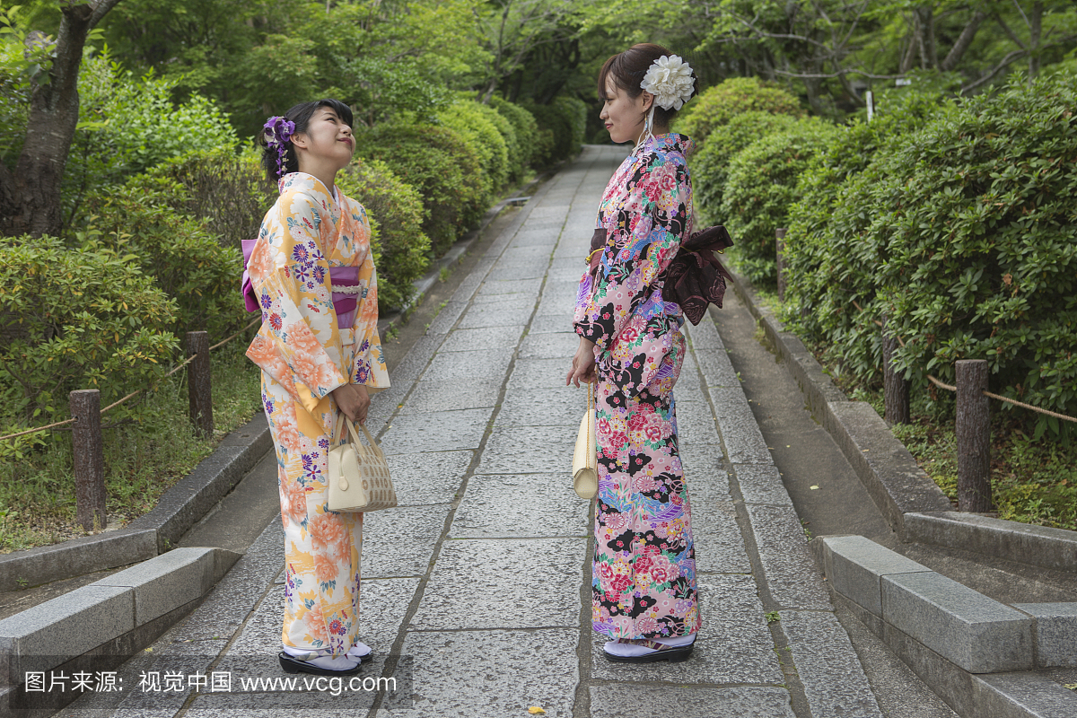在京都东京的街道穿和服的女孩