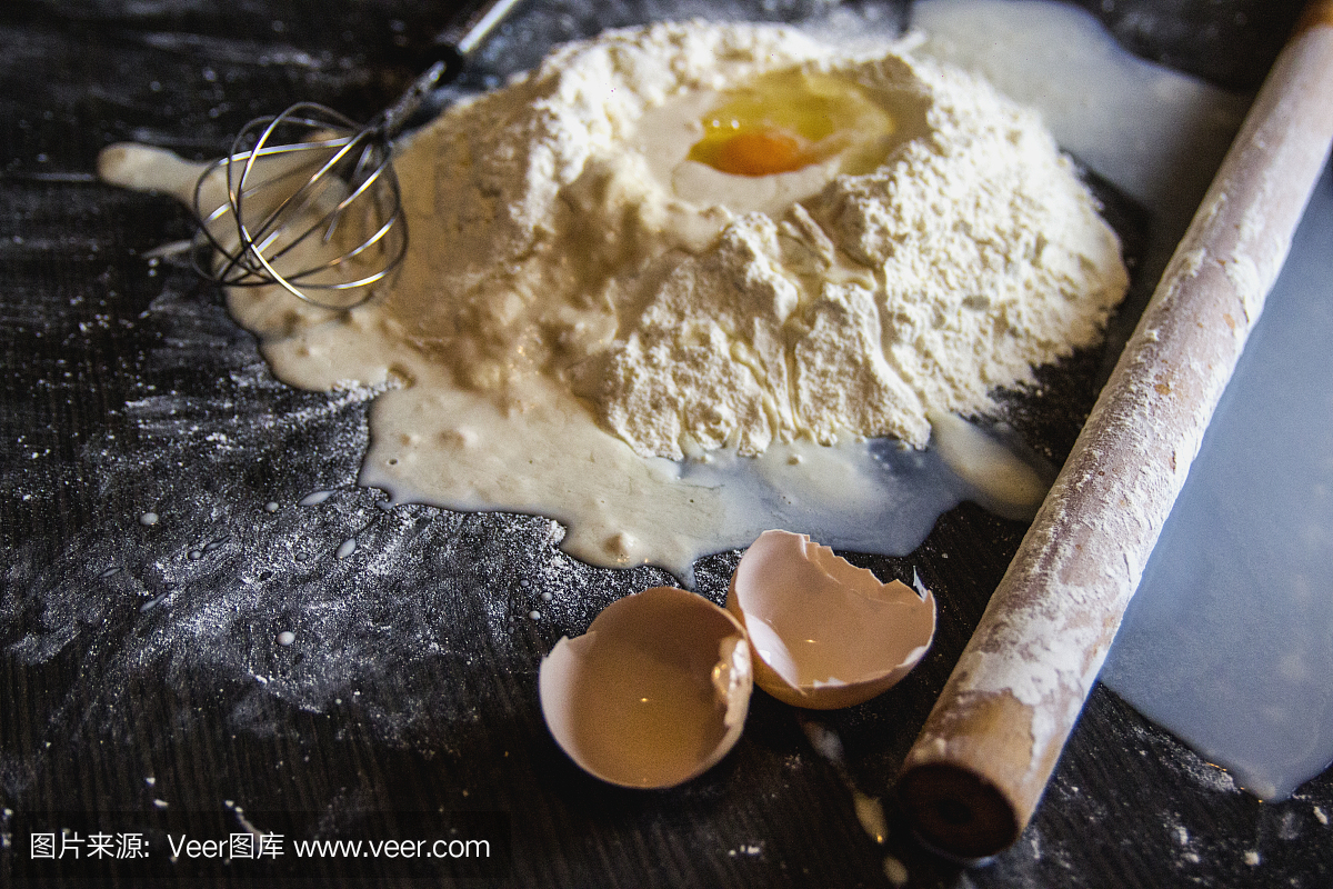 厨师手上用普通面粉和鸡蛋制作烘焙,烹饪,糕点