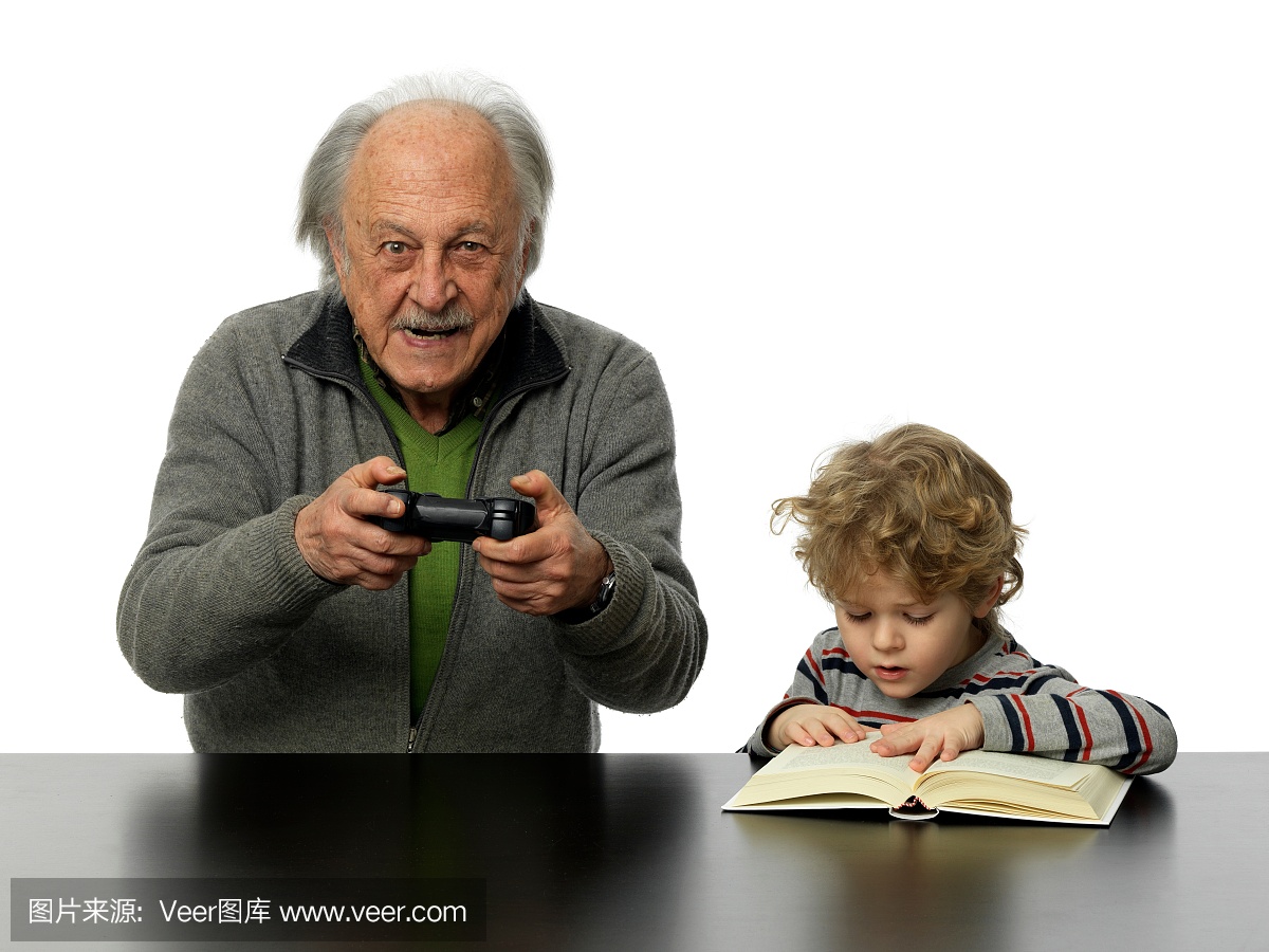 老人玩电脑游戏,读书的婴儿男孩