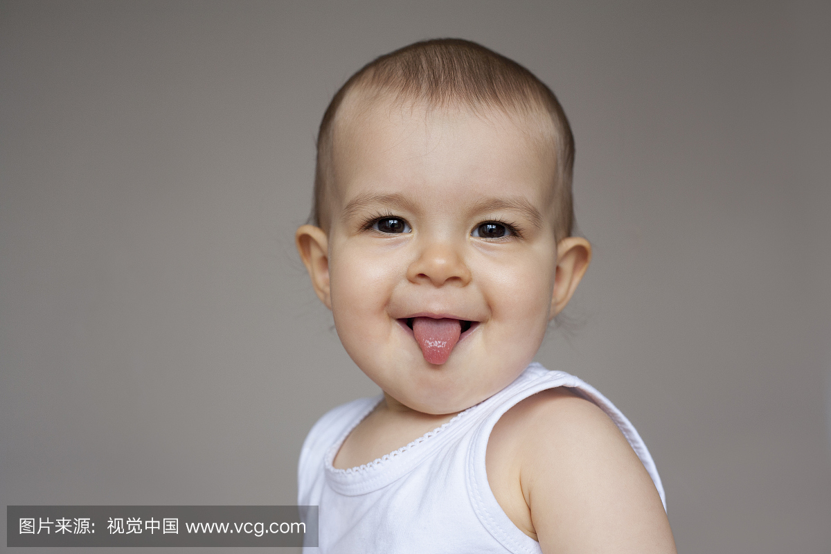 婴儿肖像伸出舌头