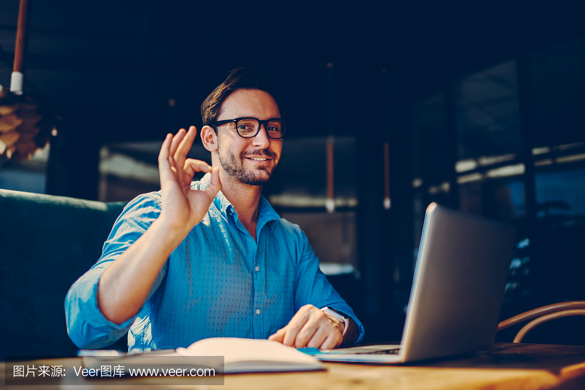 技术男性自由职业者的肖像显示确定的标志完成