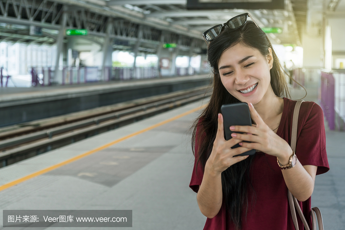 Asianwomanpassengerwithcasualsuitusing化妆女生视图片