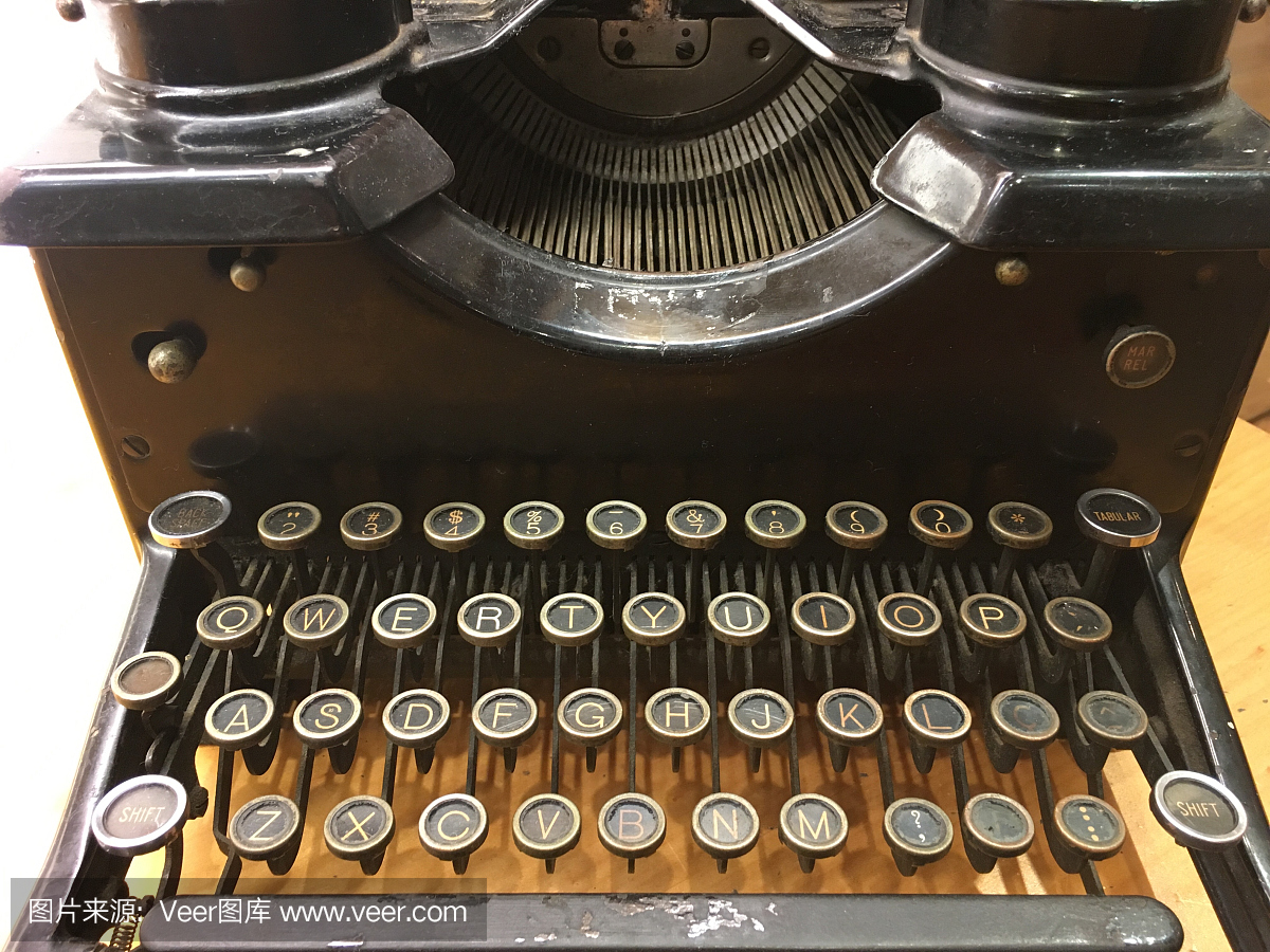一台旧打字机的QWERTY关键字