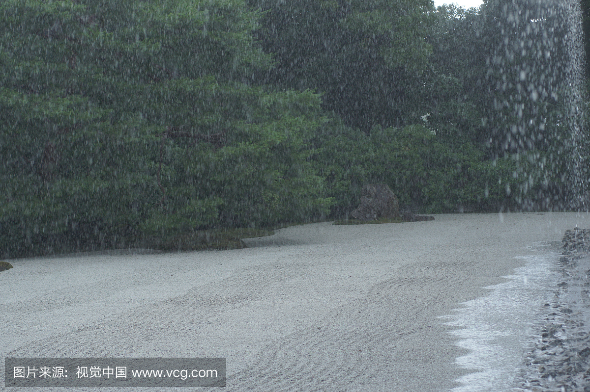 从屋顶滴下雨,京都