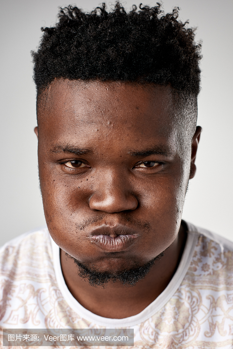 工作室的肖像制作一个愚蠢的表情的非洲人