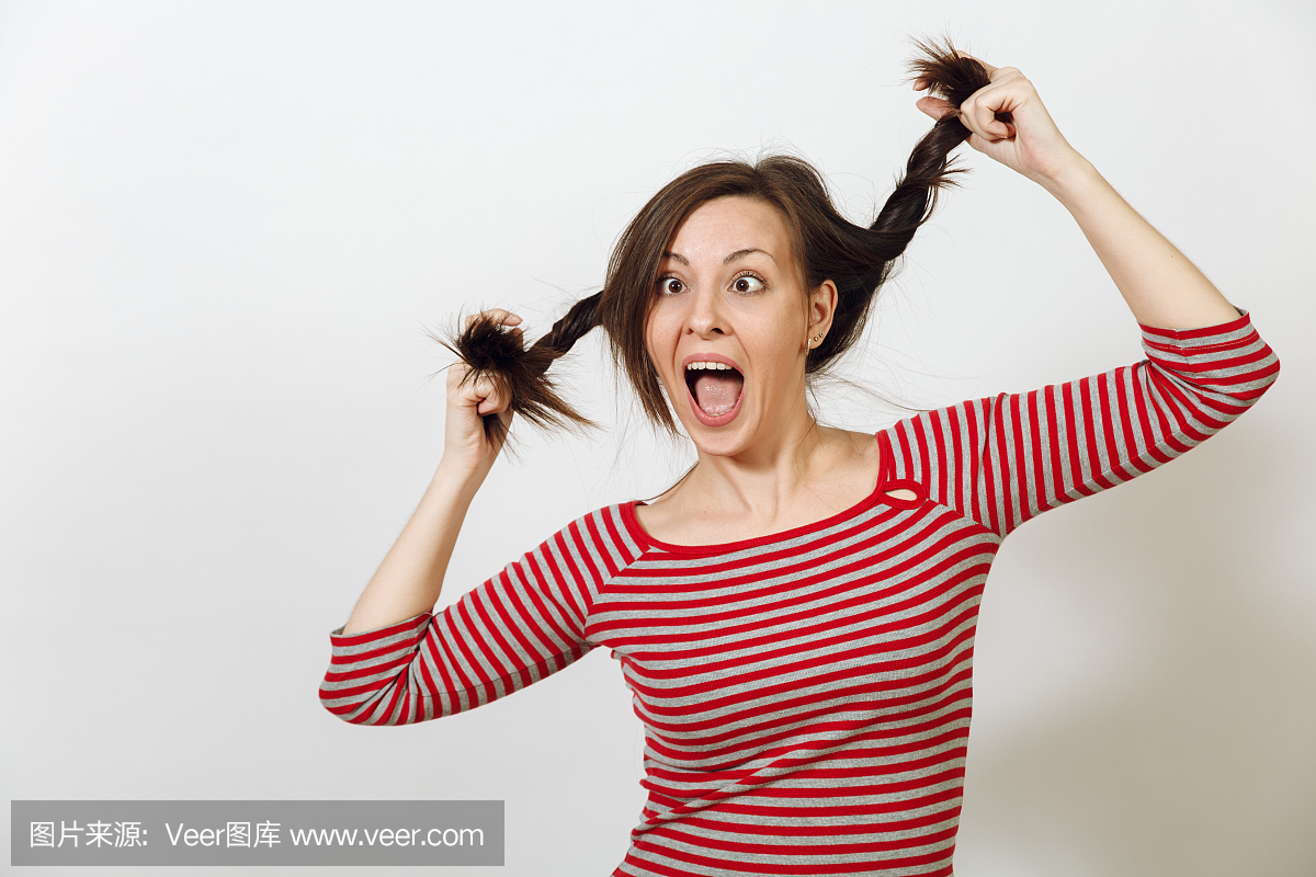 美丽的欧洲年轻快乐的棕发女人与健康清洁皮肤