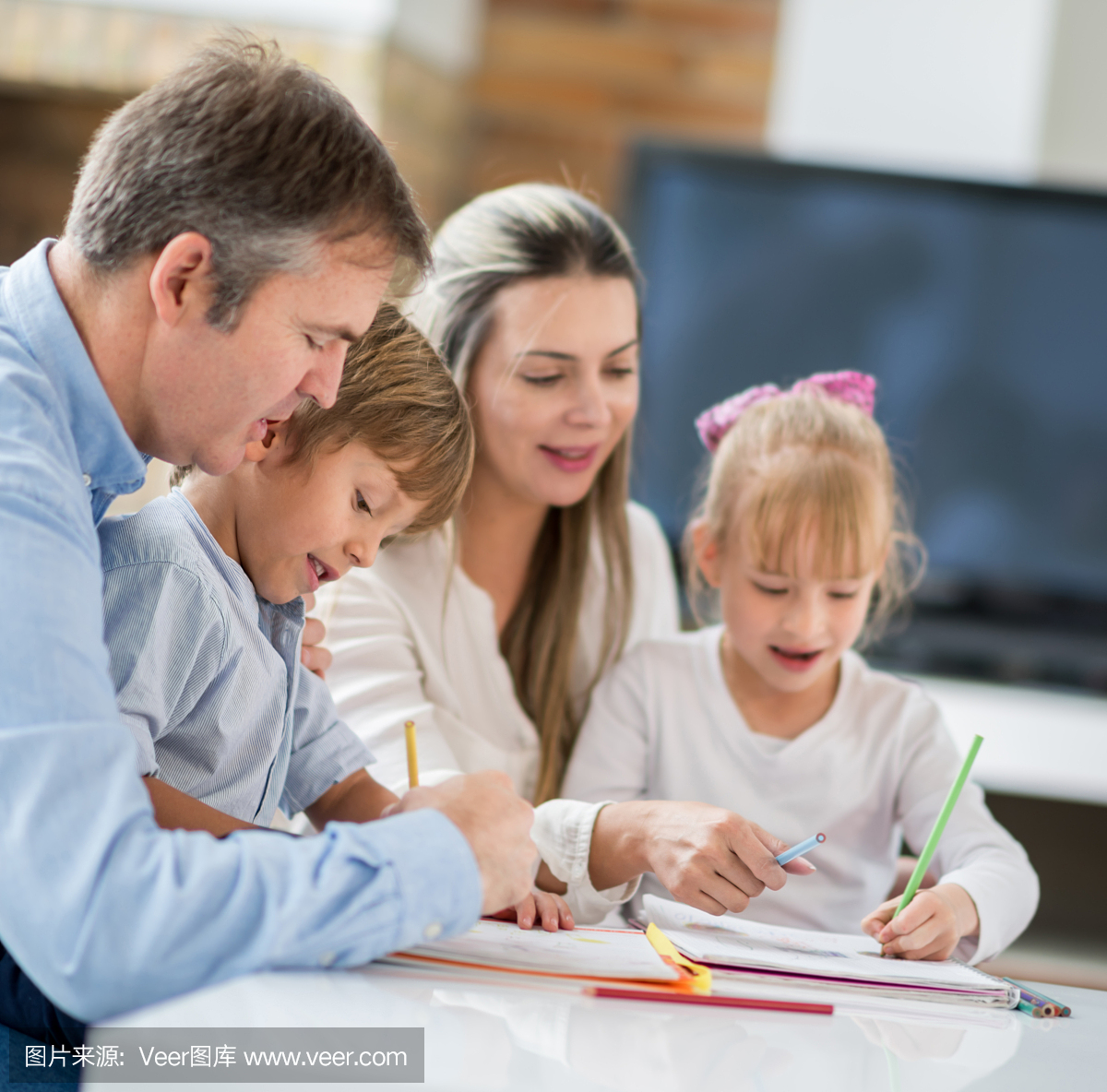 家庭一起做家庭作业