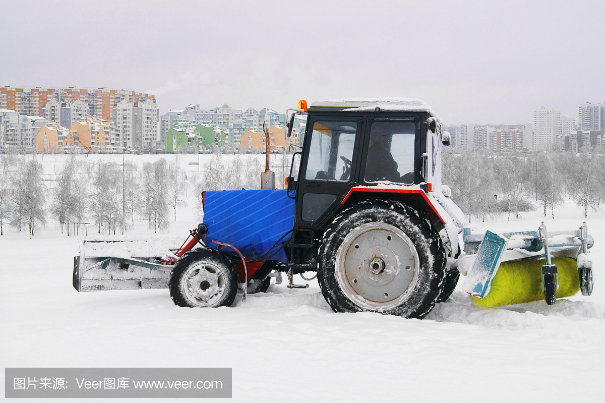 万金体育下载app清雪有妙招！乌鲁木齐市改装道路清扫车“上岗”