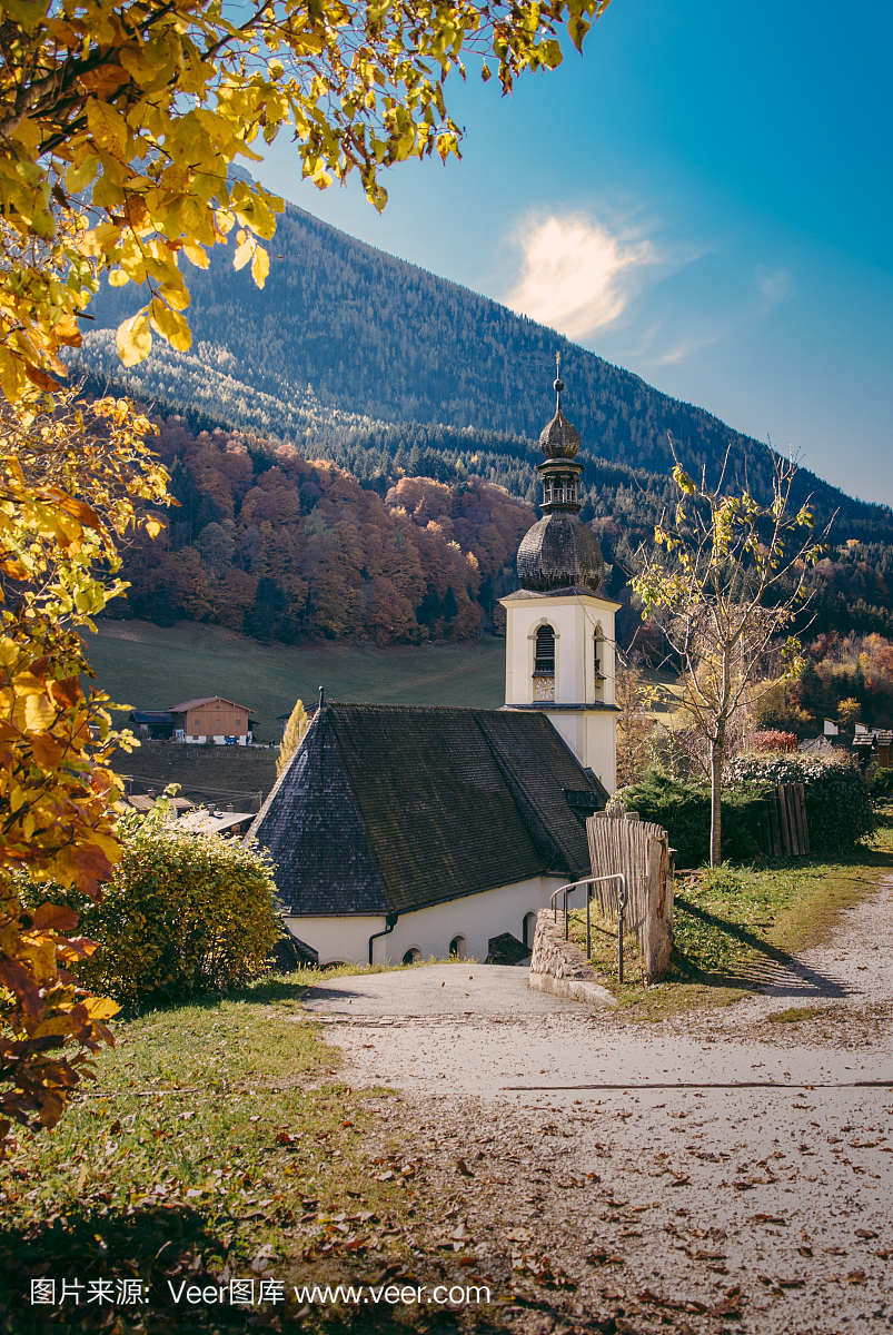 圣塞巴斯蒂安教堂在秋天的视图,Ramsau bei B