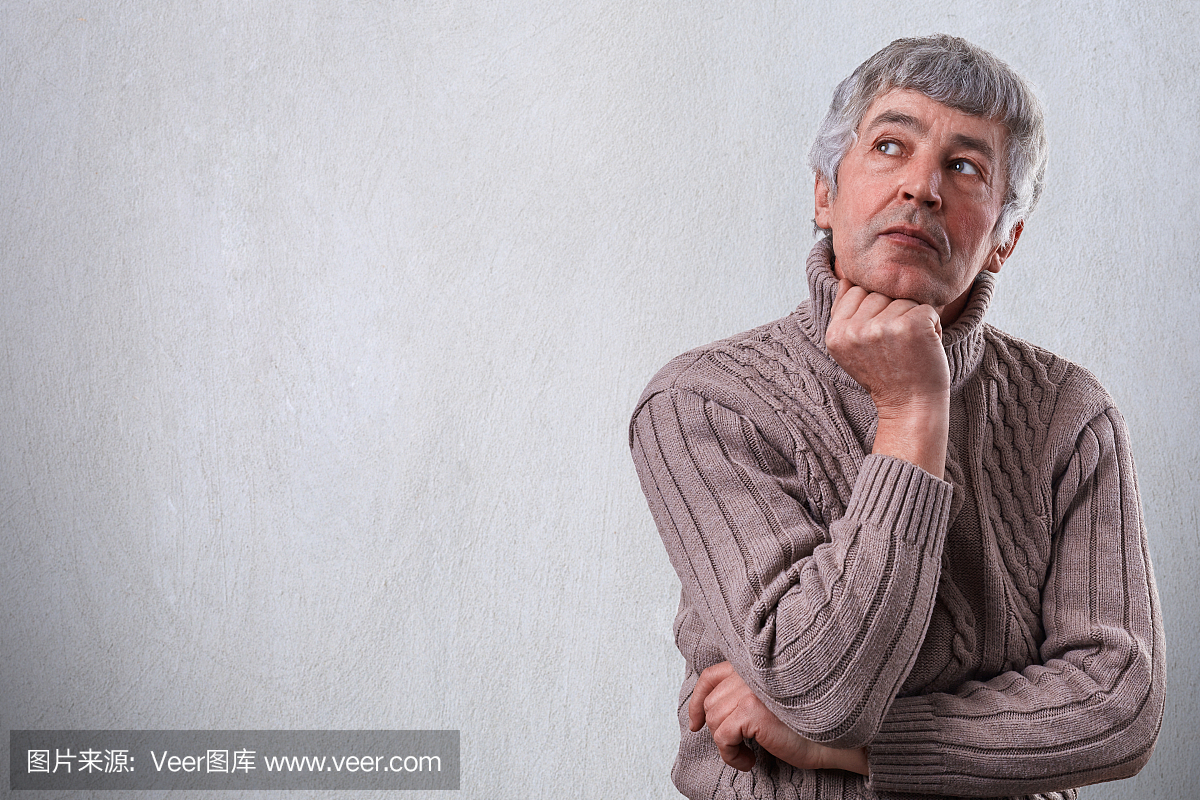 一个有着严肃的面孔梦想的老人的水平肖像,旁