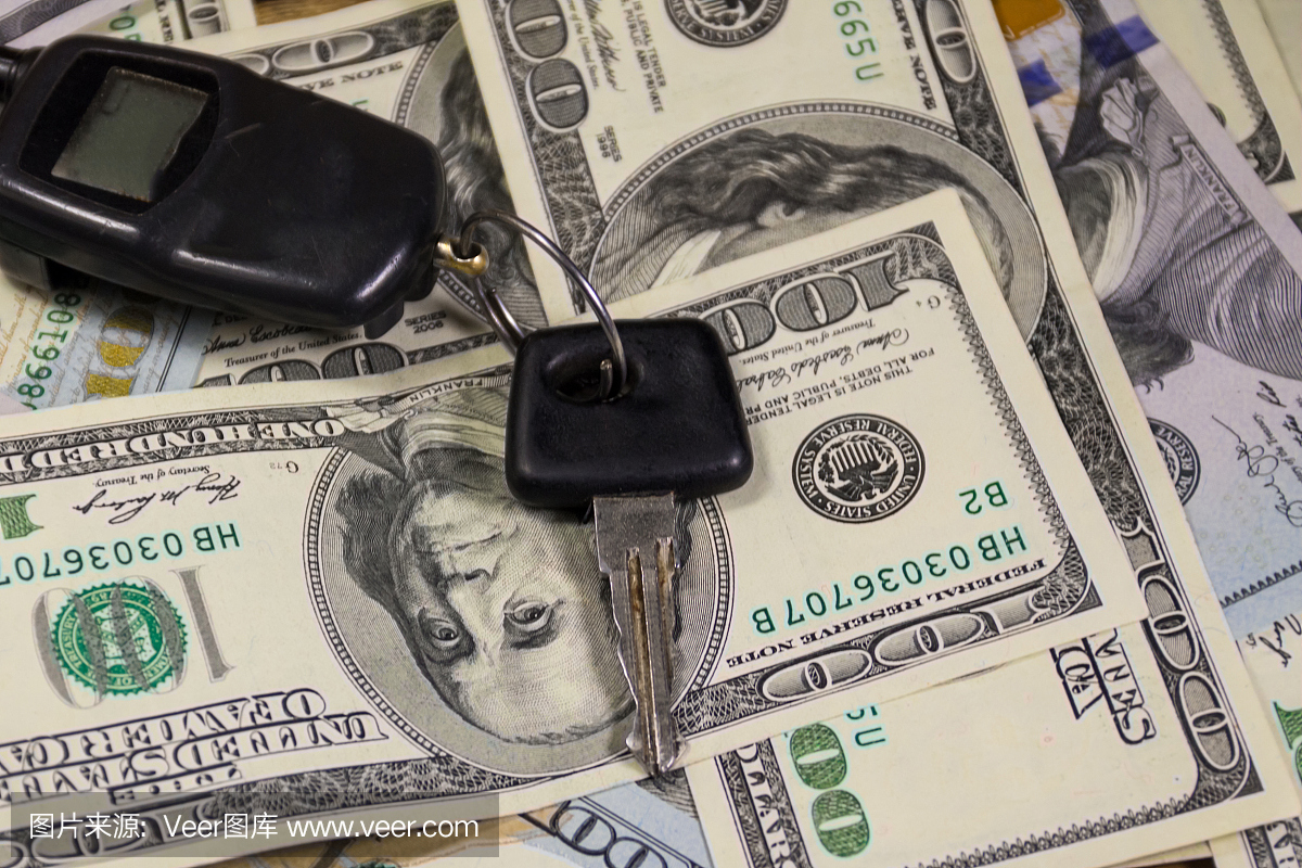 与汽车钥匙圈的钥匙在美国人一百元钞票背景