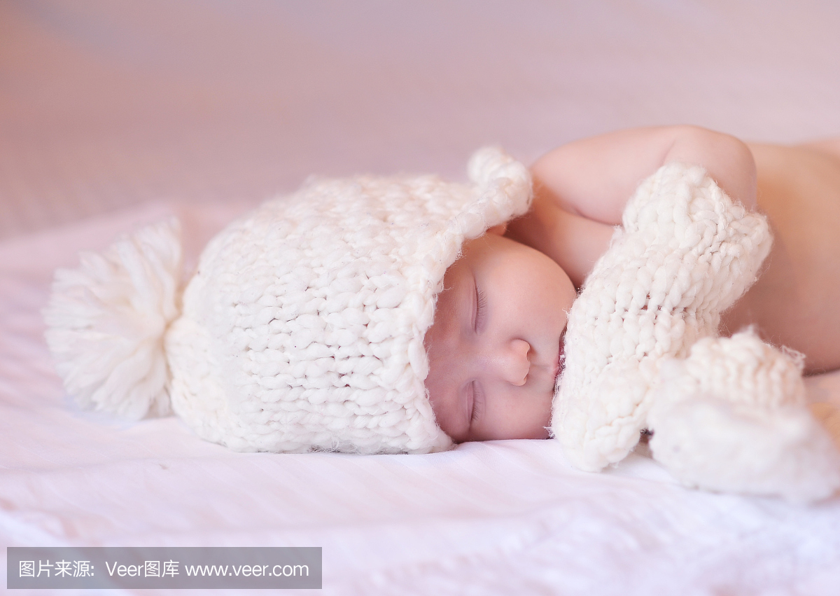 小宝宝用针织帽子和手套睡觉
