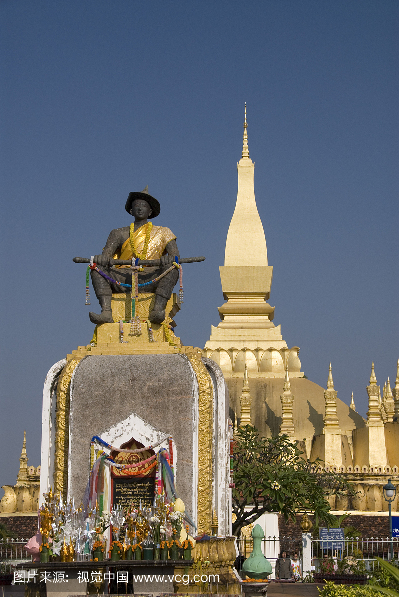国王Setthathirat雕像与Pha Luang在背景中,万象