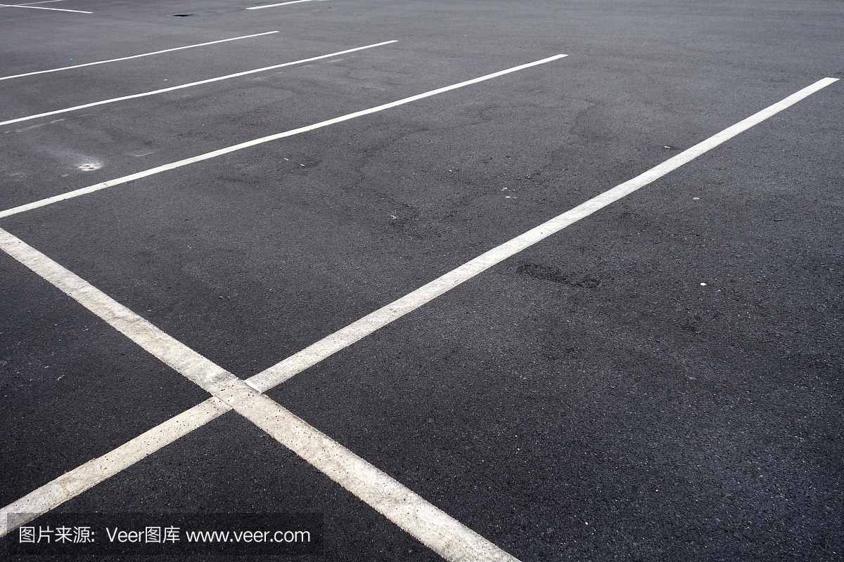 白线在空的停车场。