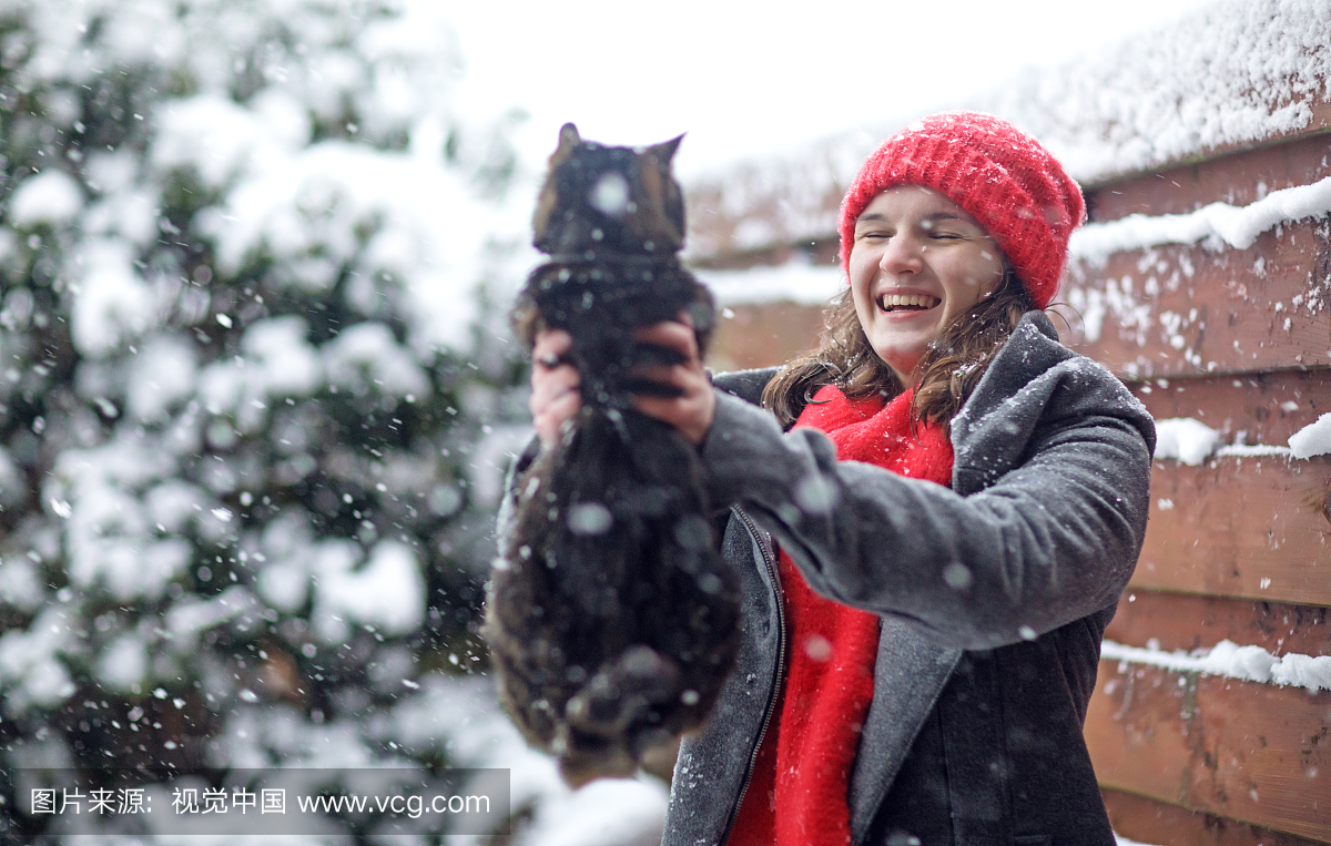美丽的动作黑发穿女生连帽灰色在户外在多雪的的萌少女萌哒外套图片