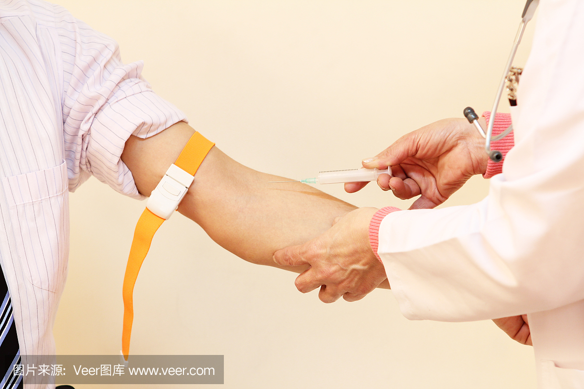 医生在诊所接种病人