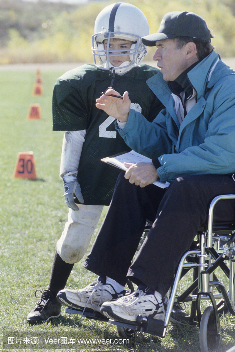 残疾人教练带领他的初级足球队