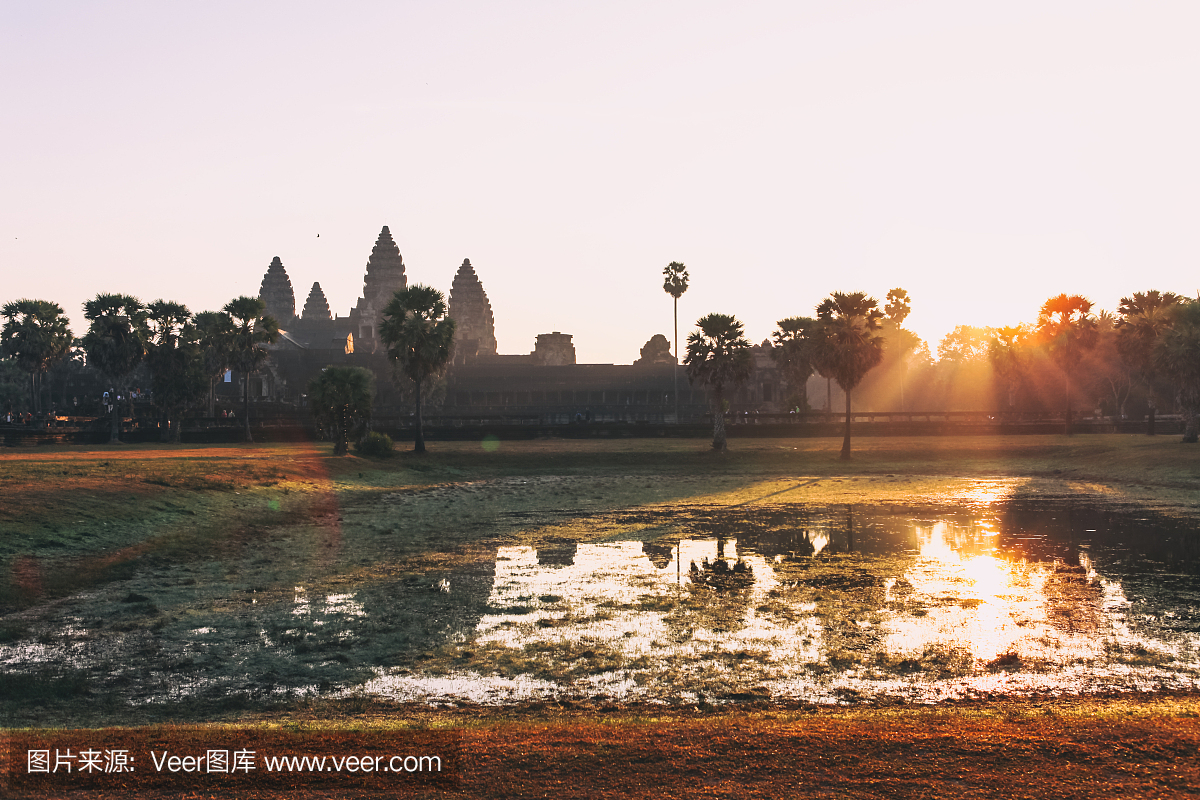 吴哥窟日出时的剪影,在柬埔寨暹粒的早晨的最佳时间