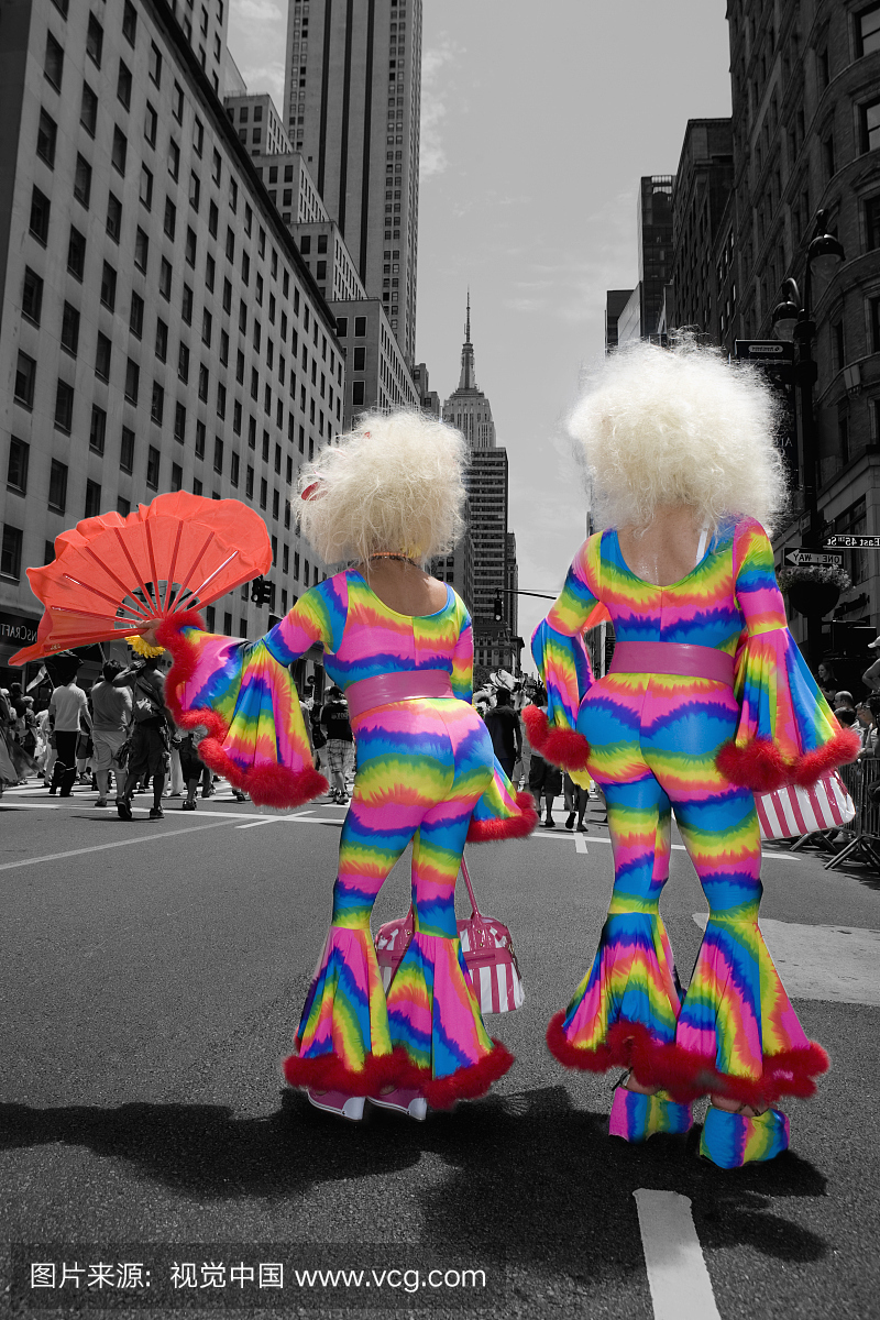在街上服装的两个人的后视图,同性恋骄傲游行