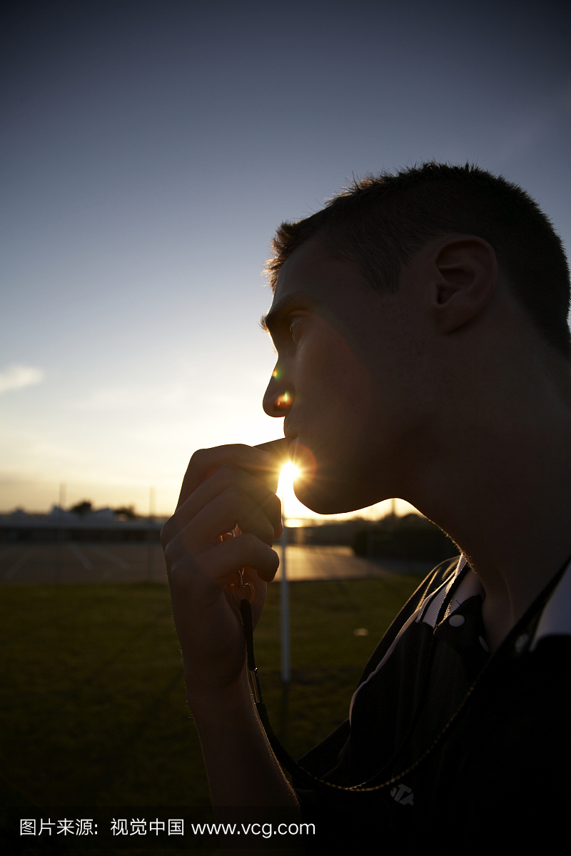 裁判吹哨足球场