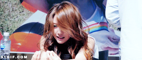 好像出自日本电影里的截图,吹过来一阵微风,女孩微笑仰脸长发飘飘的.