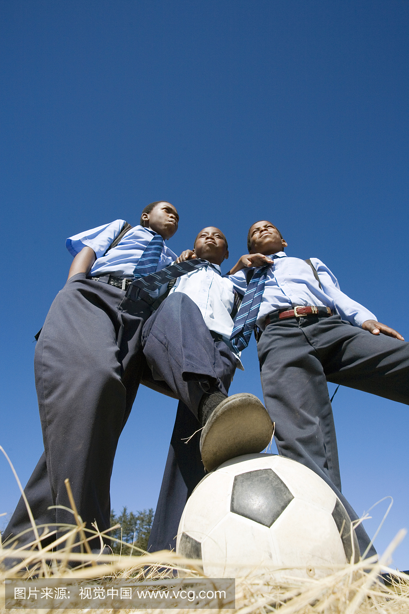 三名骄傲的小学生与一个足球,堪培拉,夸祖鲁,纳