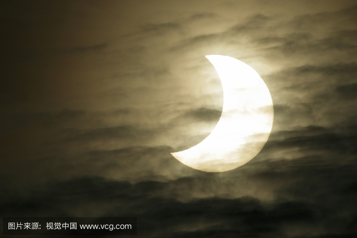 从日内瓦西班牙巴塞罗那,2011年1月4日的日食