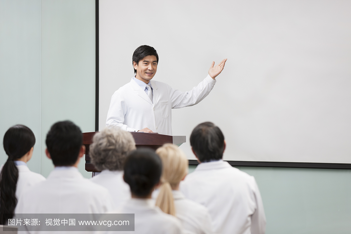 男医生在会议室演讲