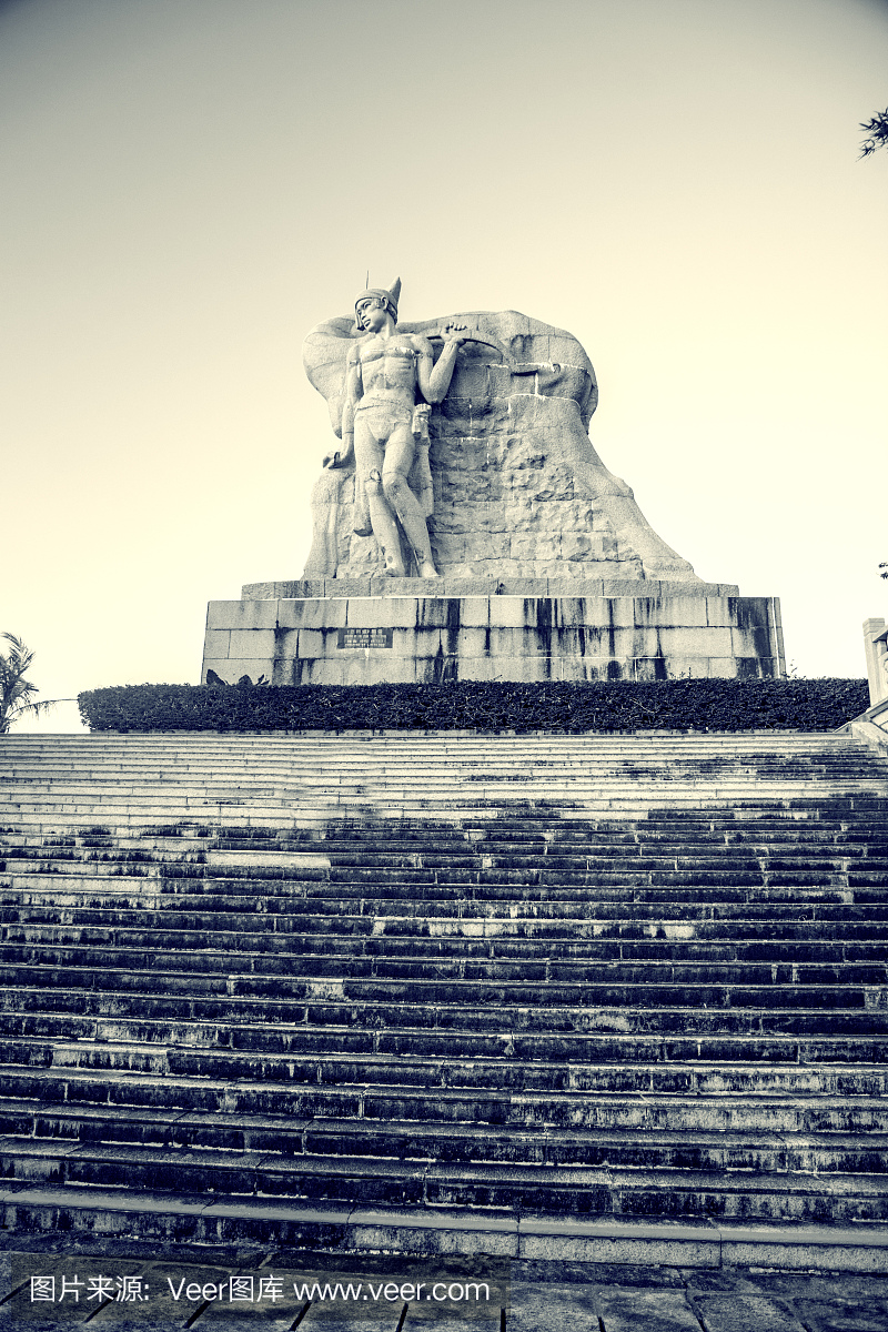 在中国的一座高山上,哈特转过头。一个女孩的