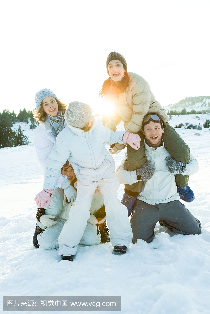 年轻的朋友在雪中玩耍,集体照