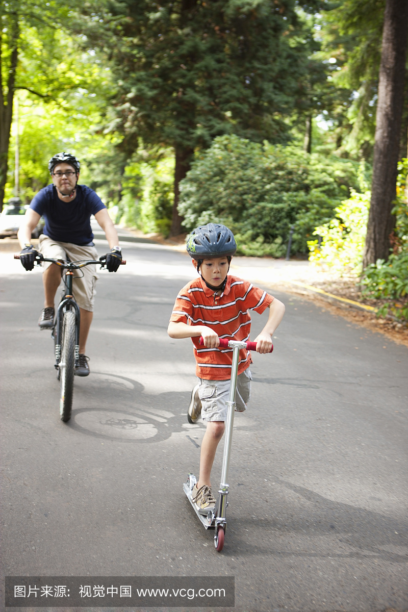 父亲跟随骑自行车,华盛顿公园,波特兰,俄勒冈州