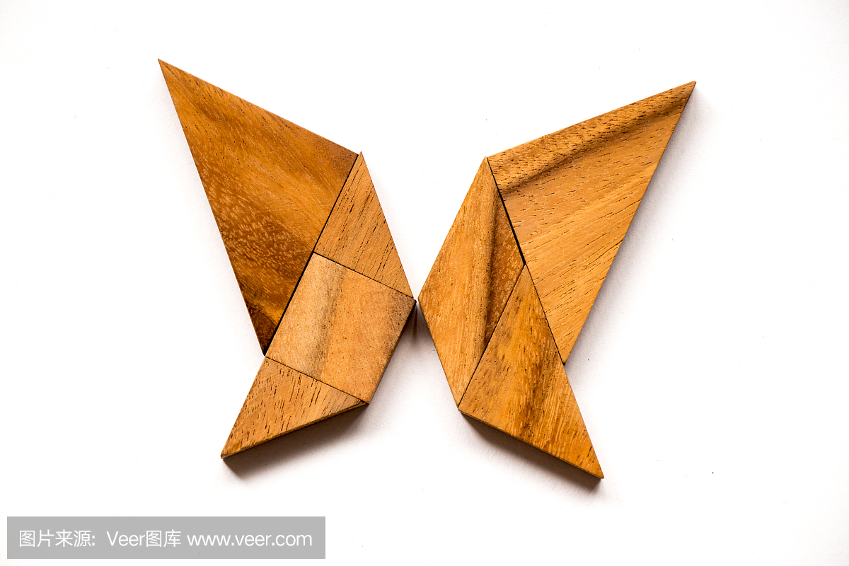 在白色背景上的蝴蝶形状的木制八角形拼图