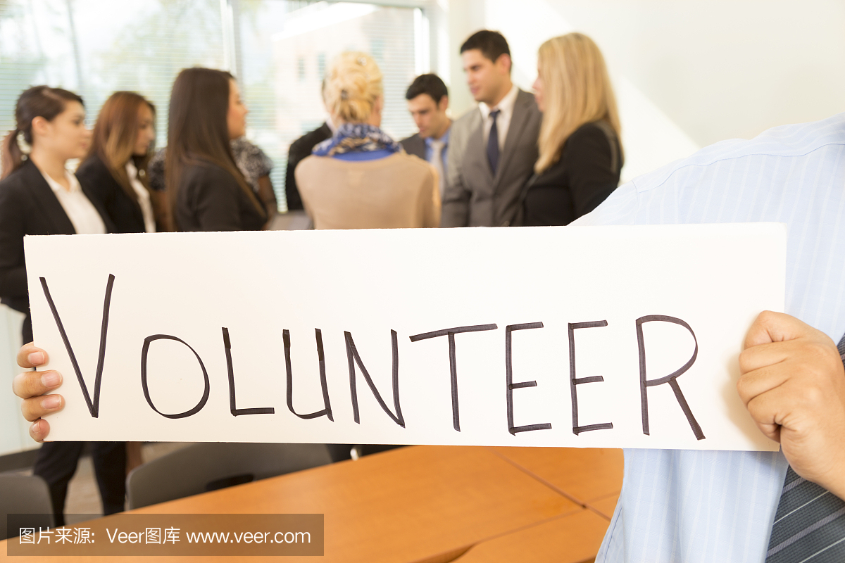 志愿服务:商人持有志愿者牌。团队背景
