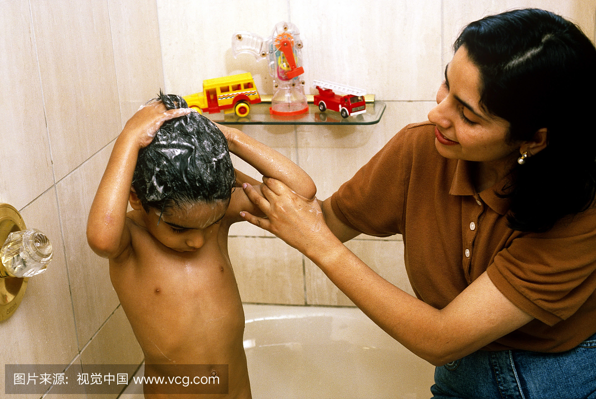三岁的印度男孩洗他的头发