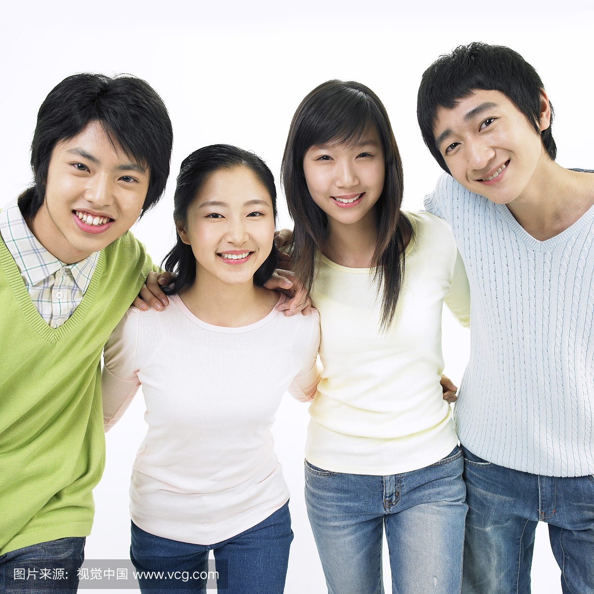 手臂和肩膀把男孩搂在彼此的女生上跆拳道会女孩图片