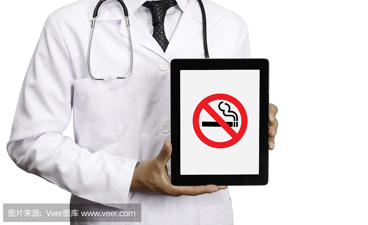 拿着平板电脑的医生读取禁止吸烟