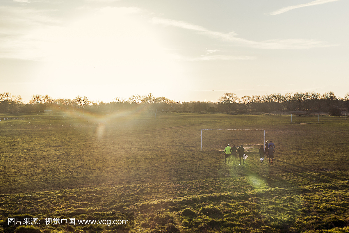 成熟的男子足球员走上球场