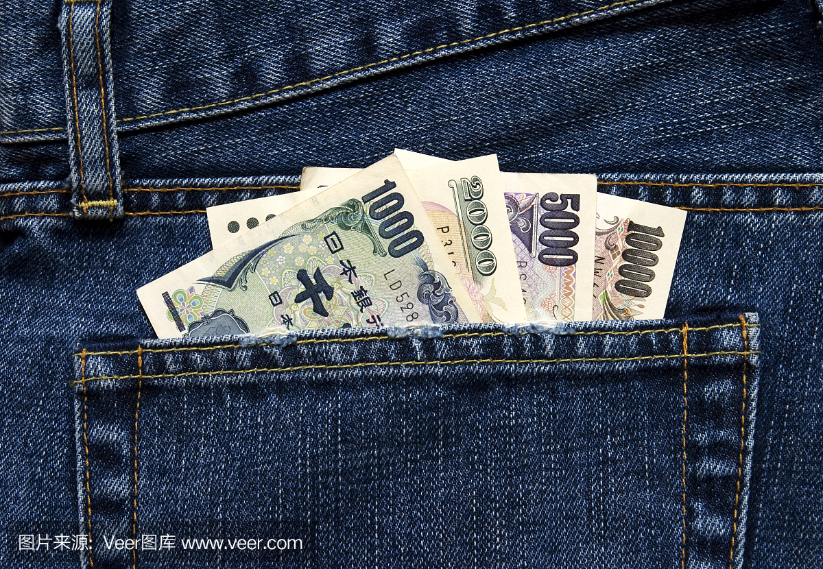 日本货币在牛仔裤的臀部口袋里